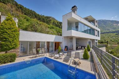 Luxusvilla in Kovac mit atemberaubendem Blick auf die Bucht und Pool