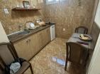 Atemberaubende 1 Schlafzimmer renovierte Wohnung 42 m2 in Petrovac, Schritte zum Meer