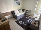 Atemberaubende 1 Schlafzimmer renovierte Wohnung 42 m2 in Petrovac, Schritte zum Meer