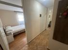 Atemberaubende 1 Schlafzimmer renovierte Wohnung 42 m2 in Petrovac, Schritte zum Meer