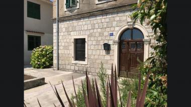 Wohnung 68m2 in einem alten Steinhaus in Tivat, nur wenige Schritte vom Wasser und PortoMontenegro entfernt