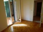 Charmante 1-Zimmer-Wohnung 49 m2 in Petrovac, Bergblick, 400 m zum Strand