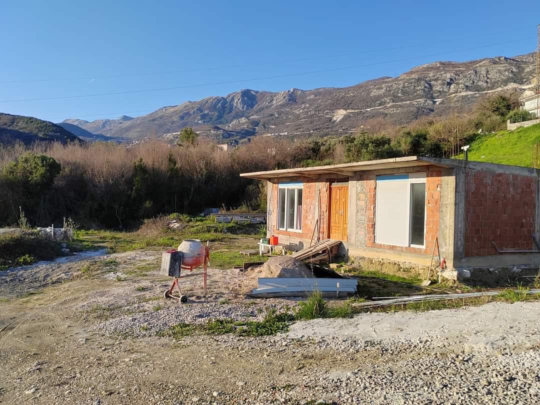 Neues Panorama-Meerblick-Haus 80 m2 in Becici, Montenegro mit großem Grundstück