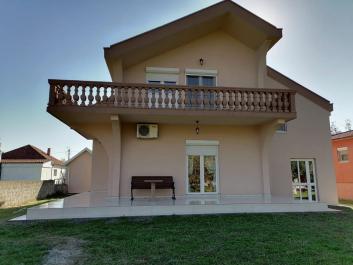 Neue Luxusvilla in Podgorica mit 3 Wohnungen und großem Grundstück