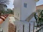 Atemberaubendes 3-stöckiges 119 m2 großes Haus in Utjeha, Dobra Voda mit 3 Wohnungen