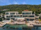 Luxuriöse Villa direkt am Meer in Tivat mit Yachtdock und Pool