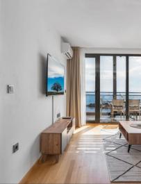 Atemberaubende 67 m2 große Wohnung mit Meerblick auf Sveti Stefan, nur wenige Schritte vom Strand entfernt