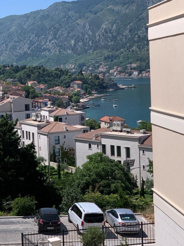 Atemberaubendes 52 m2 Apartment mit Meerblick und Terrasse in Dobrota, Kotor