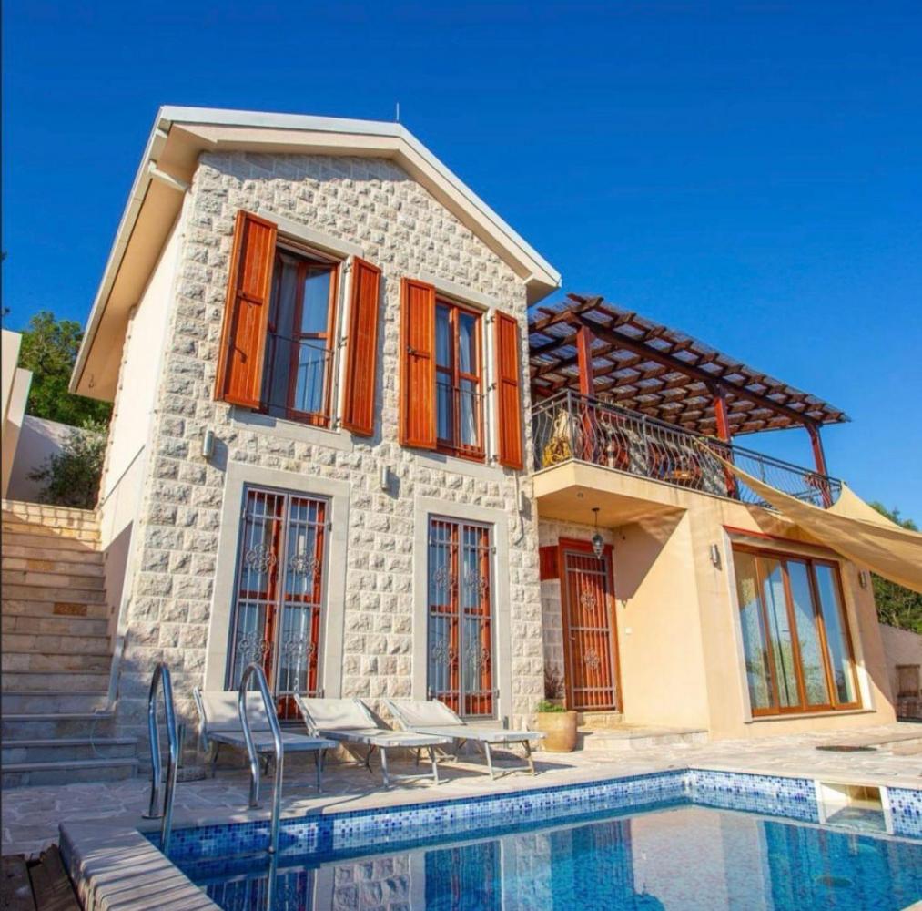 Exklusive 210 m2 große Steinvilla in Zagora, Kotor mit herrlichem Meerblick
