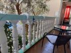 Verträumte gemütliche 49 m2 Wohnung in Petrovac zum Verkauf mit Terrasse, nur wenige Gehminuten vom Meer entfernt