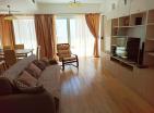 Charmante 75 m2 große Wohnung mit Meerblick in Dobrota mit Pool und 30 m2 Terrasse