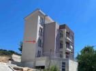 Luxuriöses Apartment mit Meerblick und zwei Schlafzimmern, 72 m, in Tivat mit Top-Annehmlichkeiten