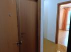 Sonnige 55m2 Wohnung in Budva mit einem Schlafzimmer auf der 4 Etage mit Blick auf den grünen Park