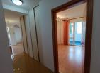 Sonnige 55m2 Wohnung in Budva mit einem Schlafzimmer auf der 4 Etage mit Blick auf den grünen Park