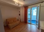 Sonnige 55m2 Wohnung in Budva mit einem Schlafzimmer auf der 4 Etage mit Blick auf den grünen Park