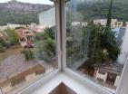 Sonnige 55m2 Wohnung in Budva mit einem Schlafzimmer auf der 4 Etage mit Blick auf den grünen Park