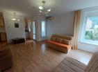 Sonnige 55m2 Wohnung in Budva mit einem Schlafzimmer auf der 4 Etage mit Blick auf den grünen Park