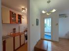 Sonnige 55m2 Wohnung in Budva mit einem Schlafzimmer auf der 4 Etage mit Blick auf den grünen Park
