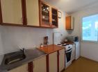 Sonnige 55m2 Wohnung in Budva mit einem Schlafzimmer auf der 4 Etage mit Blick auf den grünen Park