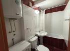 Sonnige 55m2 Wohnung in Budva mit einem Schlafzimmer auf der 4 Etage mit Blick auf den grünen Park