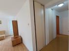 Sonnige 55m2 Wohnung in Budva mit einem Schlafzimmer auf der 4 Etage mit Blick auf den grünen Park