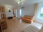 Sonnige 55m2 Wohnung in Budva mit einem Schlafzimmer auf der 4 Etage mit Blick auf den grünen Park