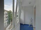 Sonnige 55m2 Wohnung in Budva mit einem Schlafzimmer auf der 4 Etage mit Blick auf den grünen Park