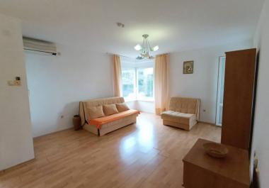 Sonnige 55m2 Wohnung in Budva mit einem Schlafzimmer auf der 4 Etage mit Blick auf den grünen Park