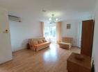 Sonnige 55m2 Wohnung in Budva mit einem Schlafzimmer auf der 4 Etage mit Blick auf den grünen Park