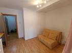 Sonnige 55m2 Wohnung in Budva mit einem Schlafzimmer auf der 4 Etage mit Blick auf den grünen Park