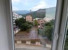 Sonnige 55m2 Wohnung in Budva mit einem Schlafzimmer auf der 4 Etage mit Blick auf den grünen Park