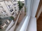Sonnige 55m2 Wohnung in Budva mit einem Schlafzimmer auf der 4 Etage mit Blick auf den grünen Park