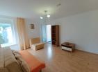 Sonnige 55m2 Wohnung in Budva mit einem Schlafzimmer auf der 4 Etage mit Blick auf den grünen Park