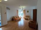 Sonnige 55m2 Wohnung in Budva mit einem Schlafzimmer auf der 4 Etage mit Blick auf den grünen Park