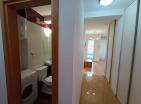 Sonnige 55m2 Wohnung in Budva mit einem Schlafzimmer auf der 4 Etage mit Blick auf den grünen Park