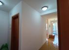 Sonnige 55m2 Wohnung in Budva mit einem Schlafzimmer auf der 4 Etage mit Blick auf den grünen Park