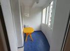 Sonnige 55m2 Wohnung in Budva mit einem Schlafzimmer auf der 4 Etage mit Blick auf den grünen Park