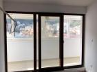 Renovierte Panorama-Wohnung von 87 m2 in Budva, nur wenige Schritte vom Meer entfernt