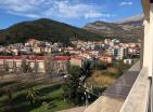 Renovierte Panorama-Wohnung von 87 m2 in Budva, nur wenige Schritte vom Meer entfernt