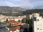 Renovierte Panorama-Wohnung von 87 m2 in Budva, nur wenige Schritte vom Meer entfernt