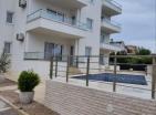 Geräumige neue moderne 61 m1 Wohnung in Dobra Voda mit Pool 900 m vom Meer entfernt