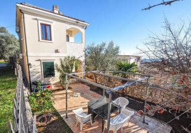 Atemberaubende Meerblick 103 m2 Villa in Budva mit mediterranem Charme zu verkaufen