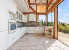 Luxuriöses sonniges 220 m2 großes Haus in Tivat mit privatem Parkplatz und Garten