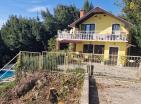 Sonniges 143 m2 großes Haus in Herceg Novi mit Pool in der Nähe des Meeres