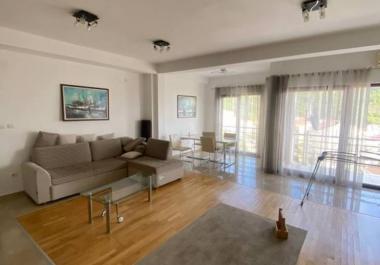 Atemberaubender Meerblick 107 m2 Wohnung in Budva mit zwei Schlafzimmern