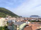 Atemberaubender Meerblick 107 m2 Wohnung in Budva mit zwei Schlafzimmern