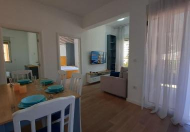Wohnen am Meer: 51 m2 schicke 2-Zimmer-Wohnung in Bečići neben dem Strand