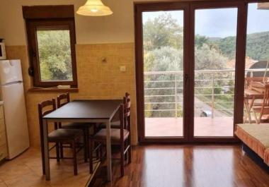 Moderne 46 m2 große Wohnung mit einem Schlafzimmer in Petrovac mit Parkplatz