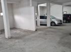 Moderne 46 m2 große Wohnung mit einem Schlafzimmer in Petrovac mit Parkplatz
