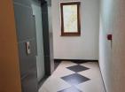 Moderne 46 m2 große Wohnung mit einem Schlafzimmer in Petrovac mit Parkplatz